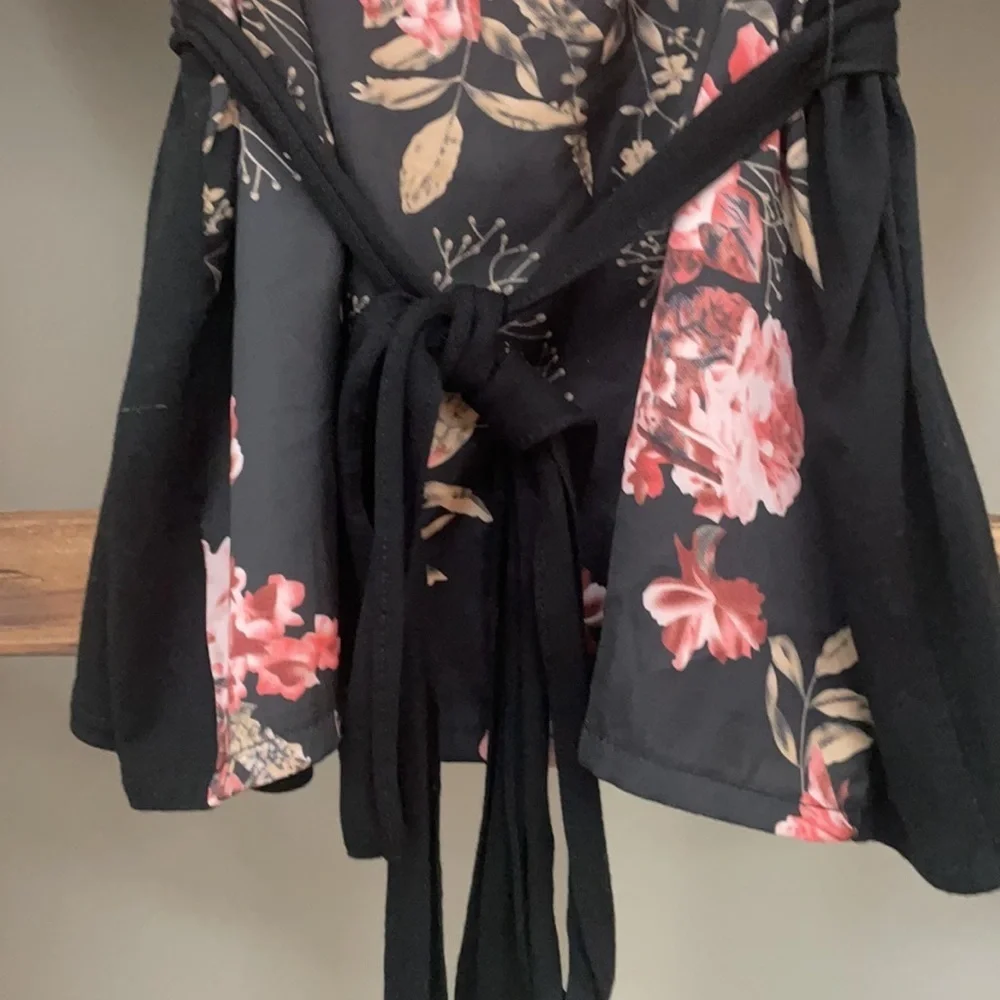 Beautiful black floral top!